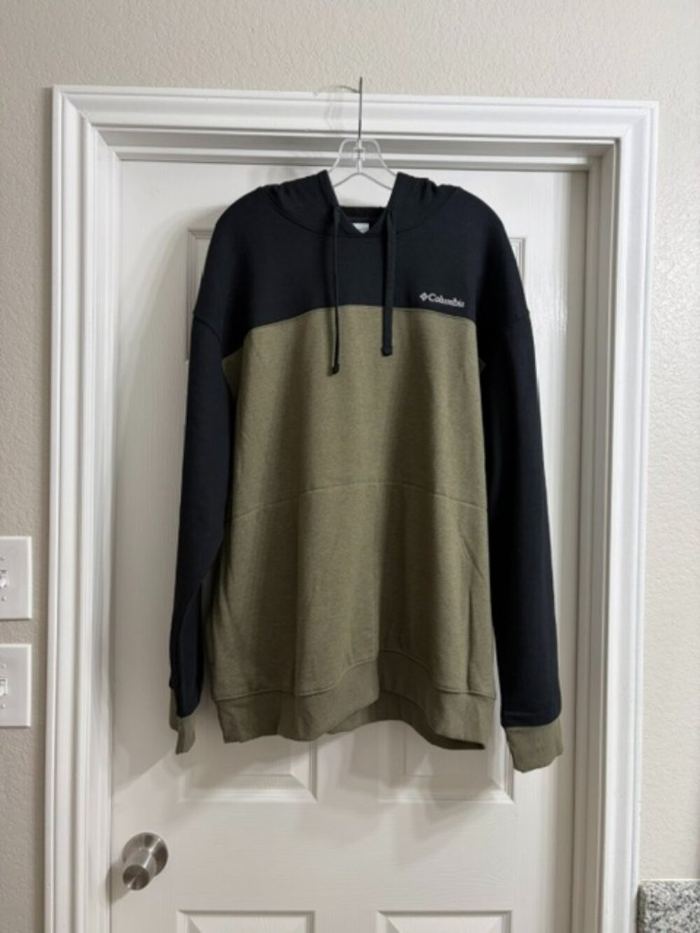 Columbia Brand Men's Black and Army Green Hoodie, Size XXL (NWT)